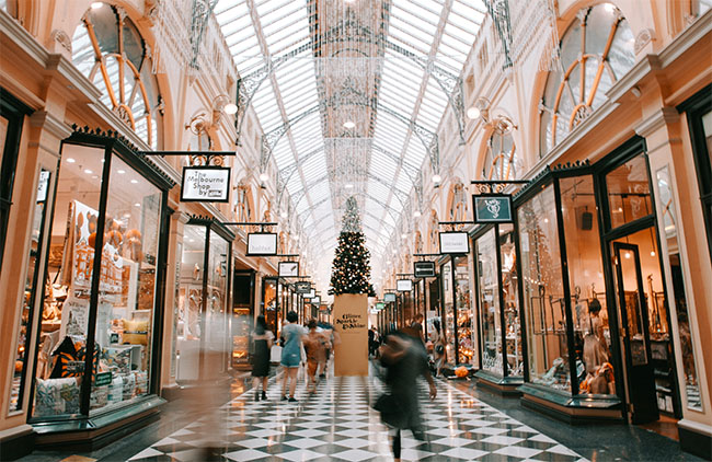 People waling through a Melbourne shopping arcade