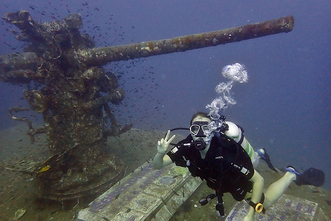 Amanda Davenport scuba diving